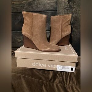 Dolce Vita Women's Chestnut Suede Susann Wedge Boots, new in box, size 9.5